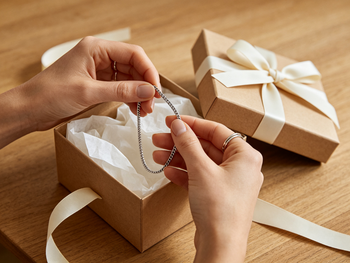 Wrapping a necklace into a kraft gift box